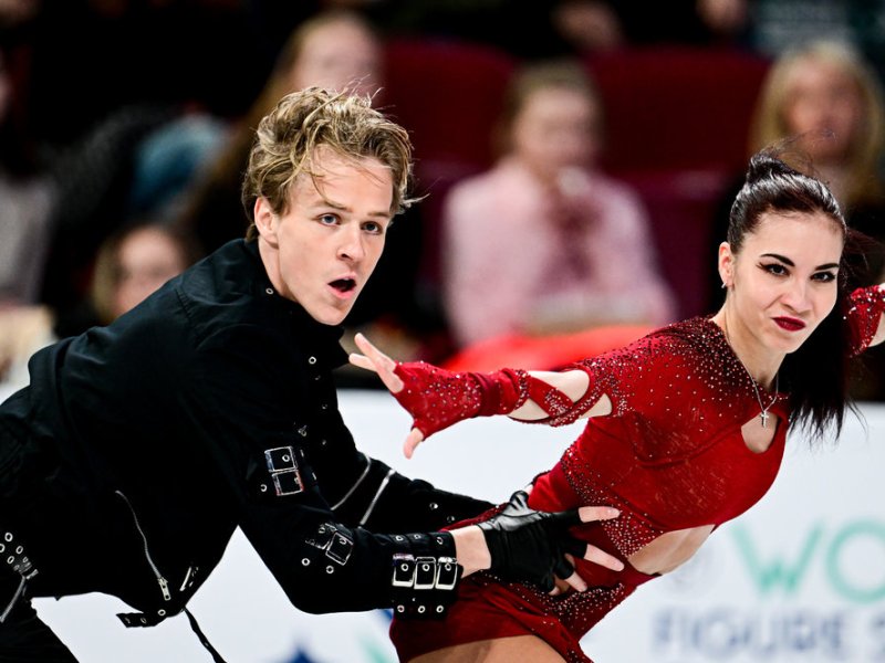 Практичность и часть образа - головной убор для фигурного катания